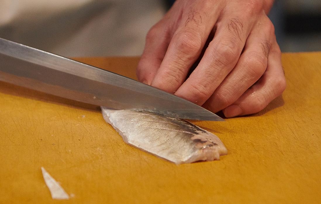 飾り切りをして、薬味を挟んで握る。