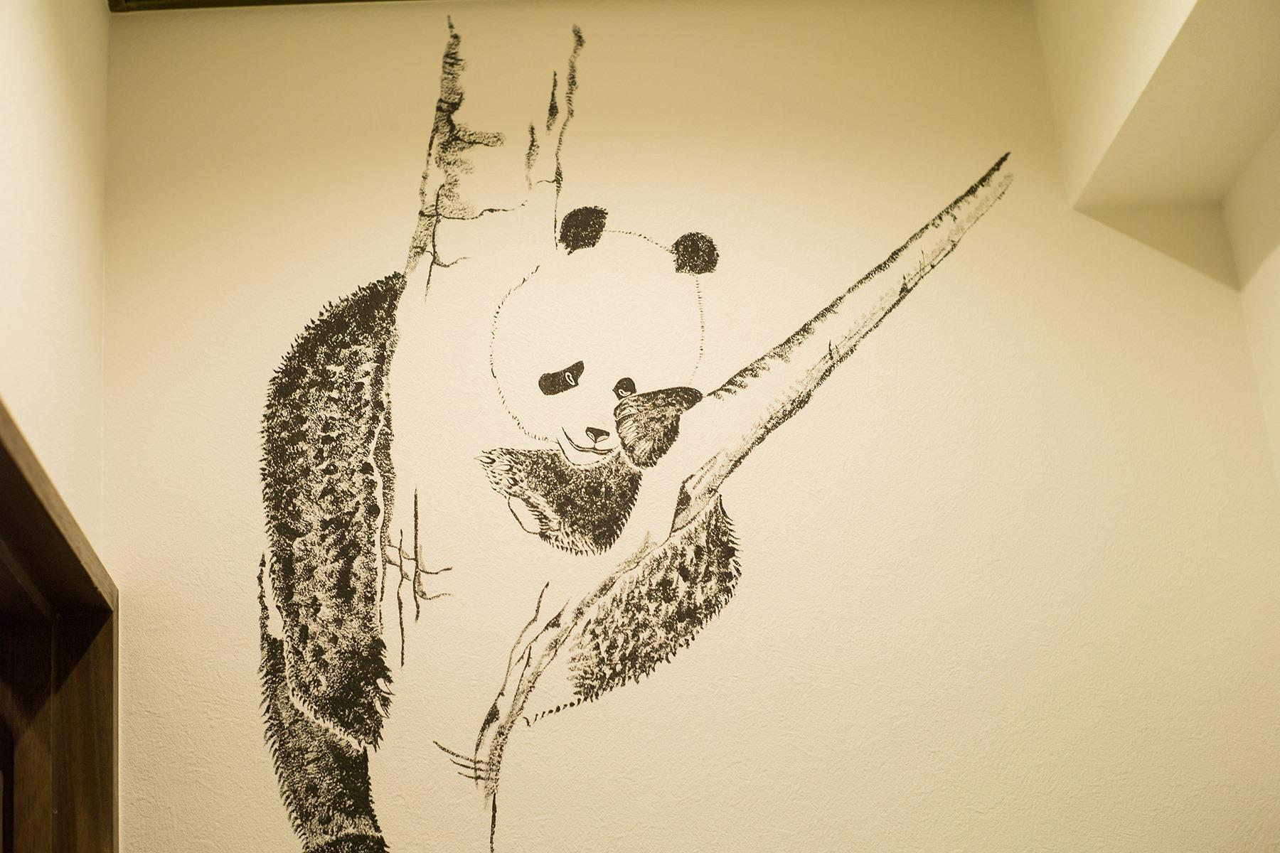 店内のパンダの壁画は中洞さんが下書きなしで描いた。