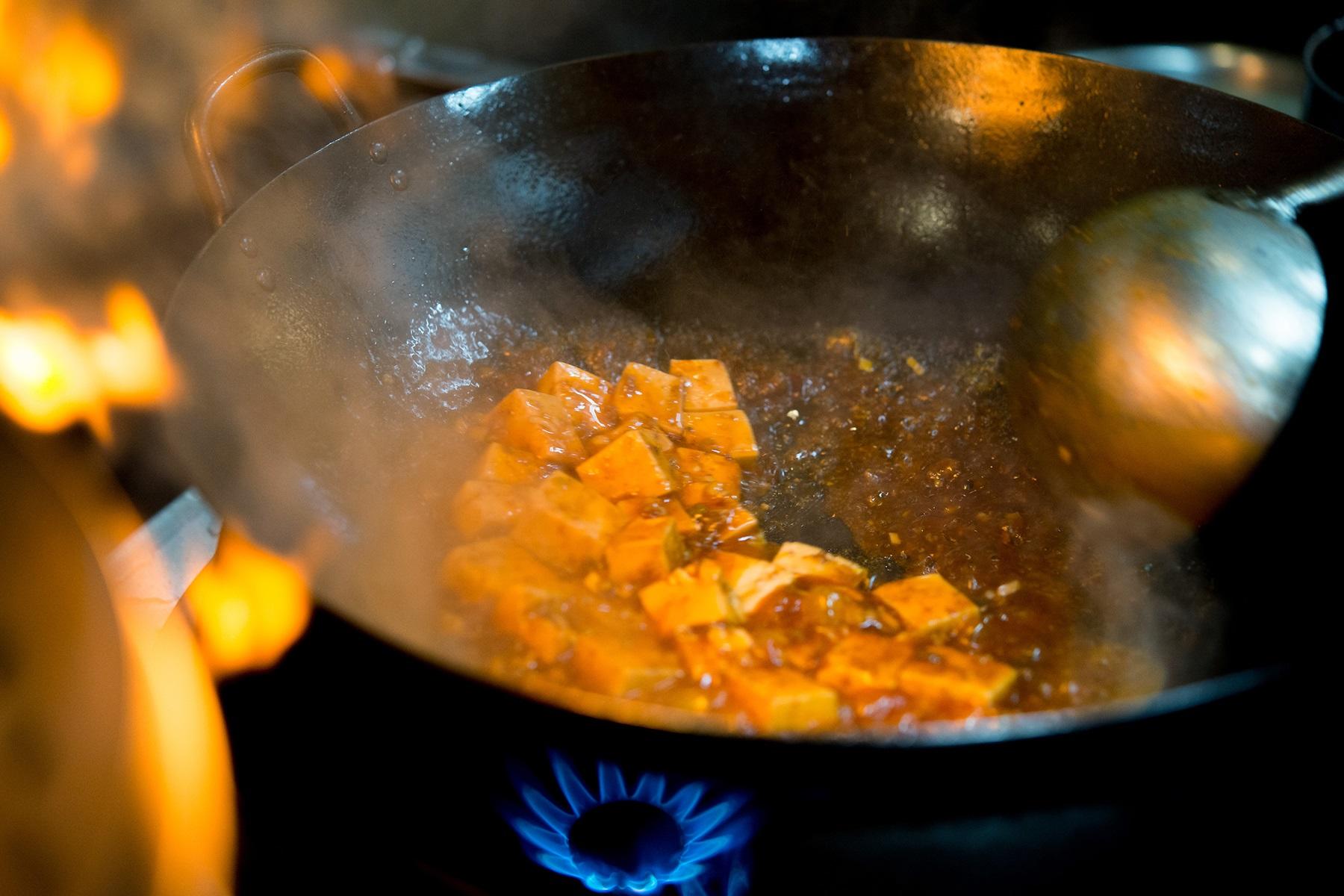 数々の店を食べて、食べて、たどり着いた麻婆豆腐は、看板メニューのひとつ。