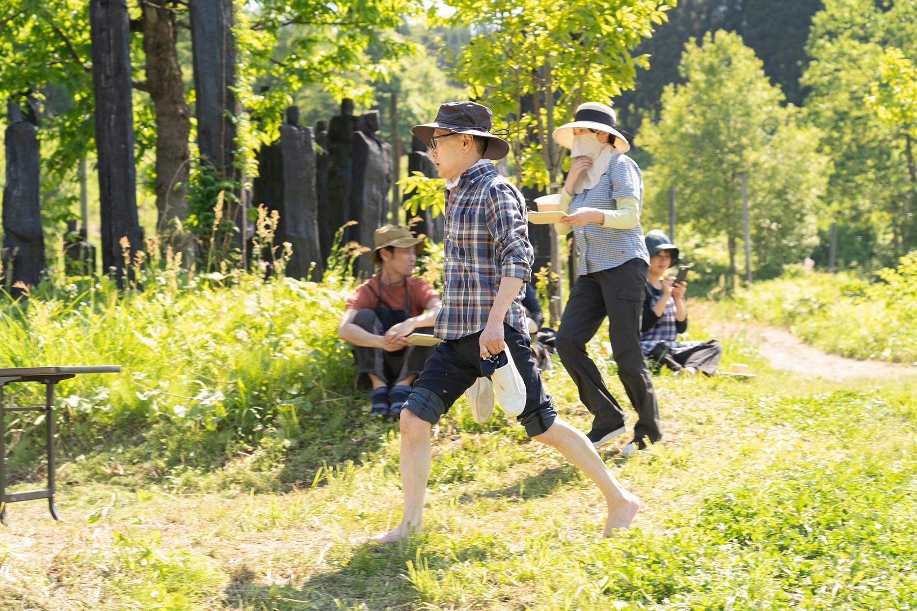 田植え用の長靴も、靴下も脱ぎ捨て、いざ裸足となった藤原智美さん