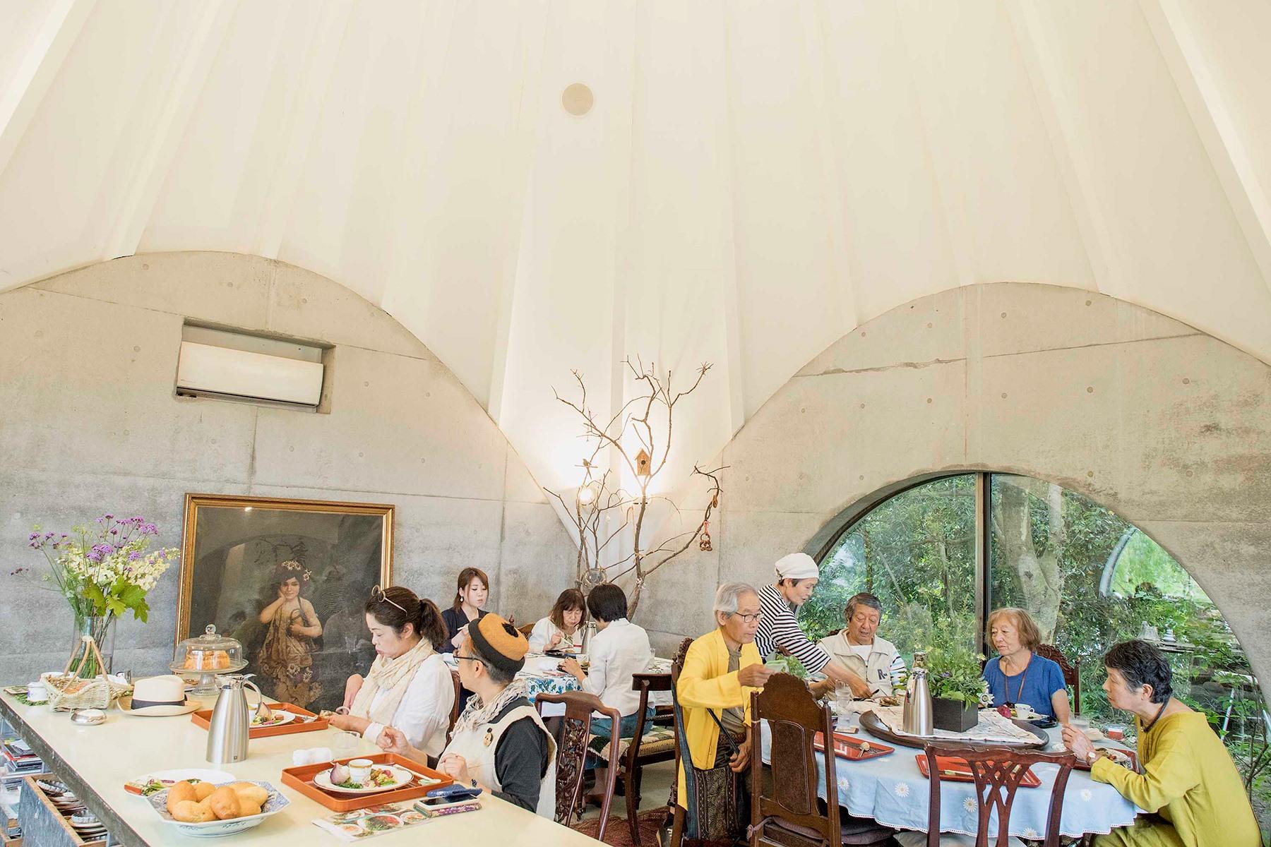 ひとりで、友人と、家族で、あるいは初めまして同士で。会話を楽しむために開かれたランチの場は、知り合いの家でもてなしを受けているかのようなフレンドリーな心気遣いを感じられる。