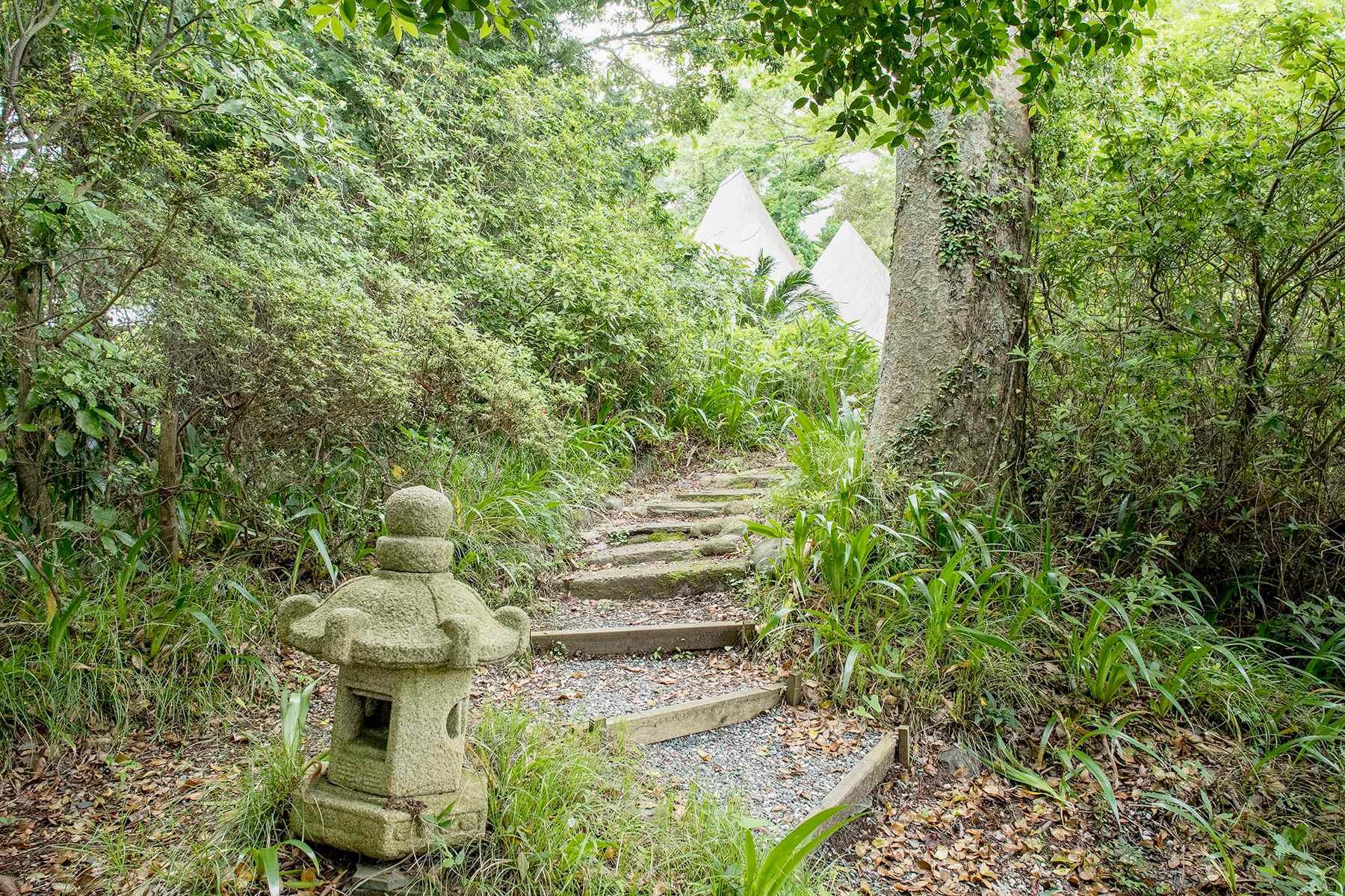 以前からあったものは、植物も含めてなるべく手を加えず、少し使いやすく改良する。くねくね曲がった階段や石の灯篭も、もともとあったもの。