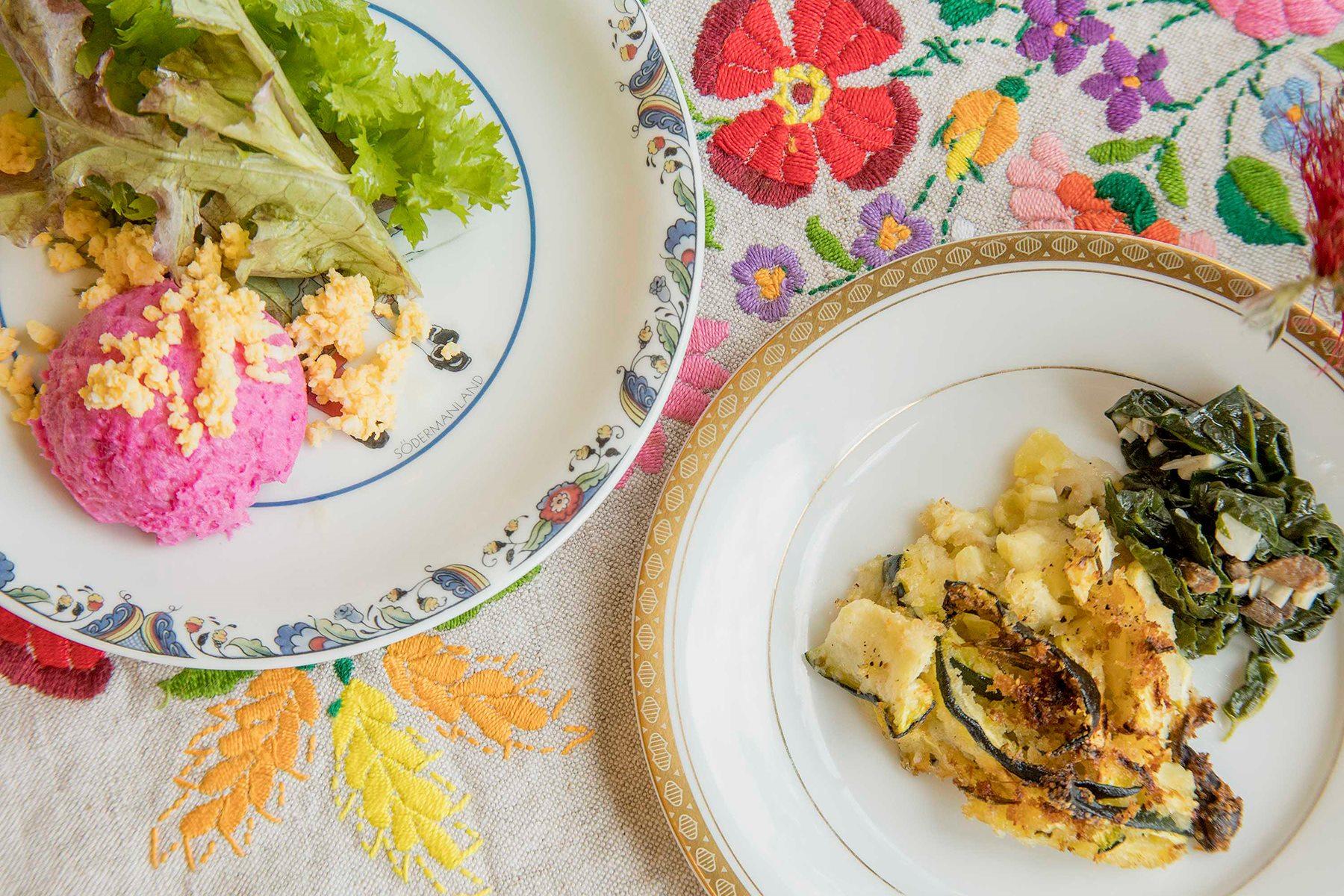 世界の家庭料理は毎回国のテーマがある。今回のテーマはロシア。伊豆産のビーツは色鮮やかで、ポテトサラダもポップなピンクで登場。上に振りかけた卵が味でも色でもいいアクセントに。