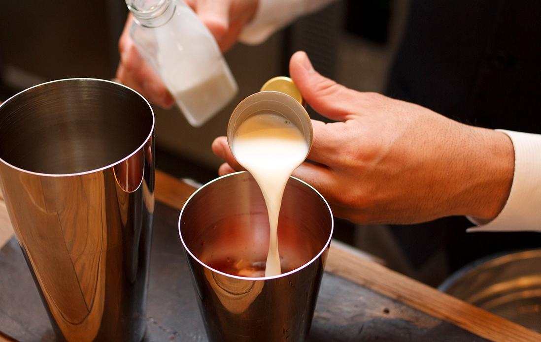 3、シロップ、牛乳、レモンジュース、アールグレイをシェイカーに入れる。