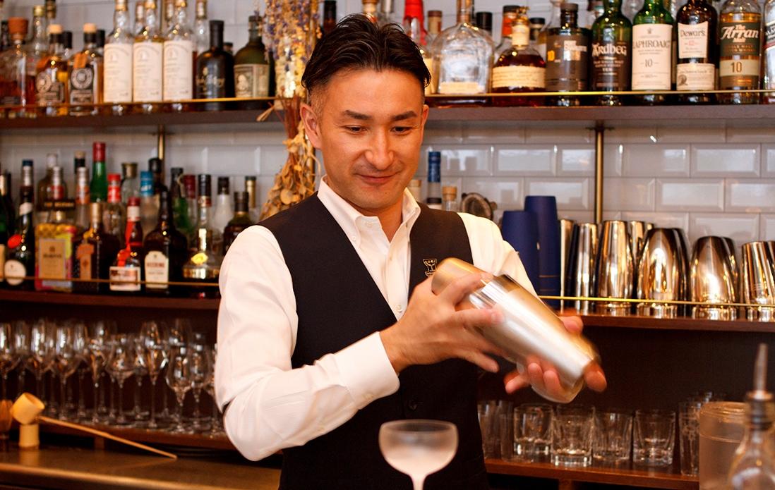 4、氷をシェイカーの8分目まで入れ、シェイクする。