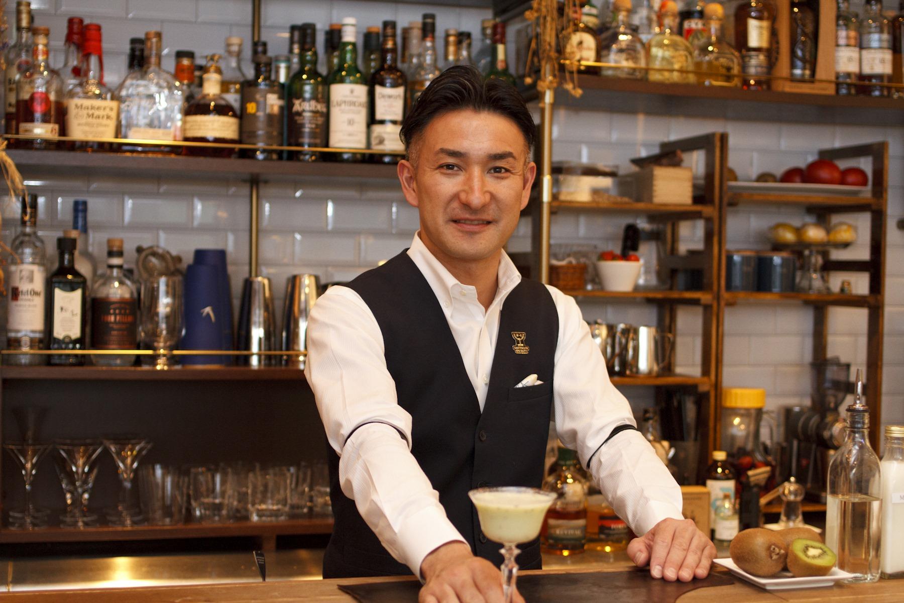 「TIGRATO」店主の高宮裕輔さん。表の顔はバーテンダーだが、ジェラートづくりにも精通しているフルーツと乳製品のプロフェッショナル。