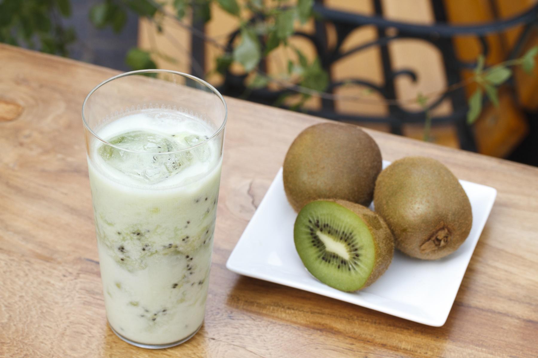 キウイの酸味と甘味、つぶつぶした食感の種と果肉も丸ごと味わえる。