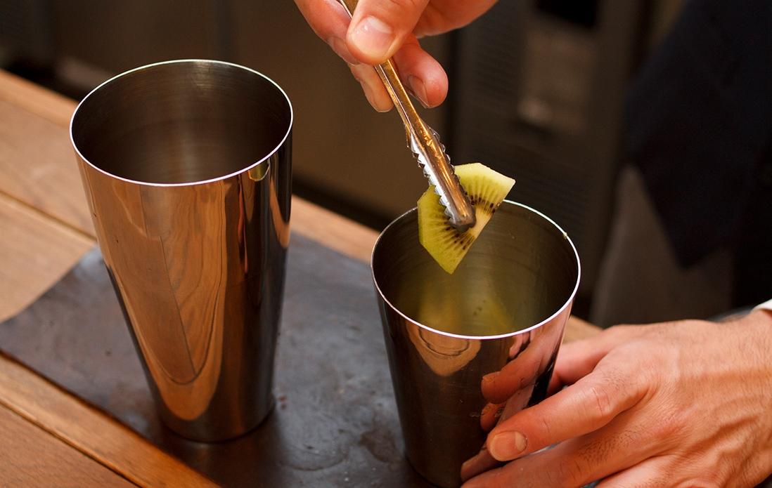 1、皮を剥いて、カットしたキウイをシェイカーの中に入れる。