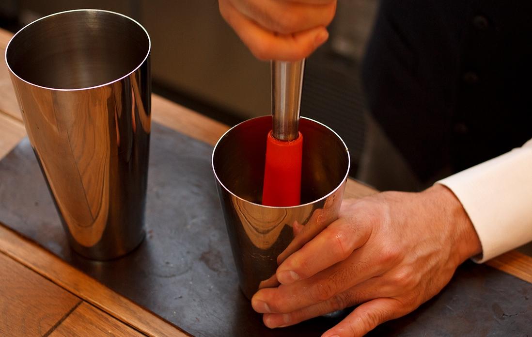 2、棒などでキウイの形がなくなるまで潰す。