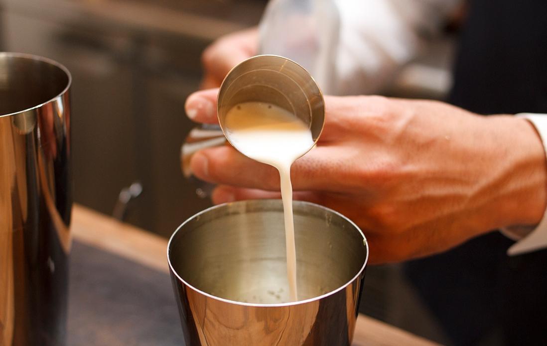 3、シロップ、牛乳、レモンジュースをシェイカーに入れる。