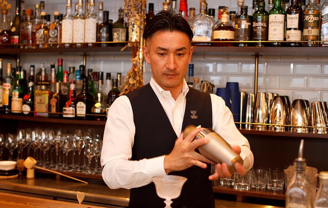 4、氷をシェイカーの8分目まで入れて、シェイクする。