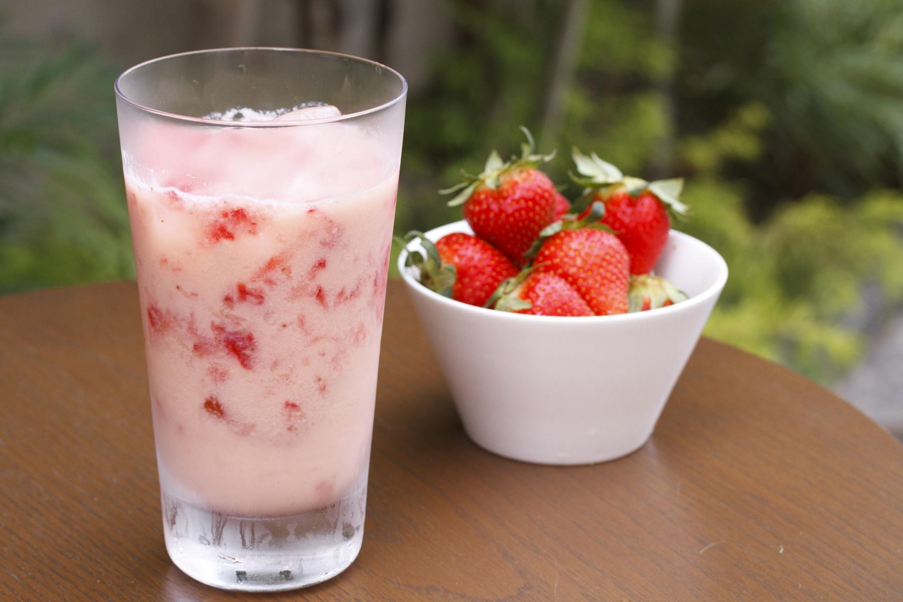 イチゴの酸味を紅茶が引き立てて、まろやかな牛乳が包み込む。