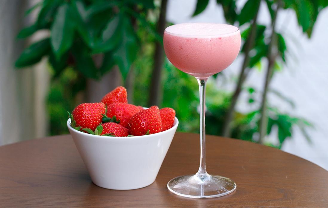 シェイカーを使うと、イチゴと牛乳が馴染んで見た目が鮮やかに仕上がる。