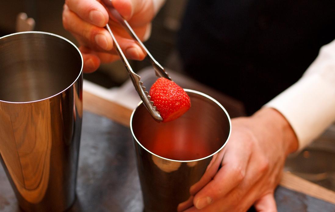 1、へたを取ったイチゴをシェイカーに入れる