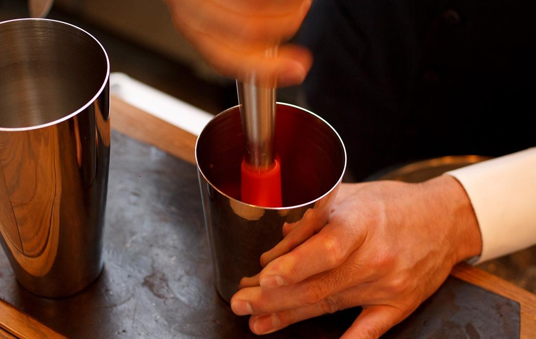 2、イチゴの形が無くなるまで棒で潰す。