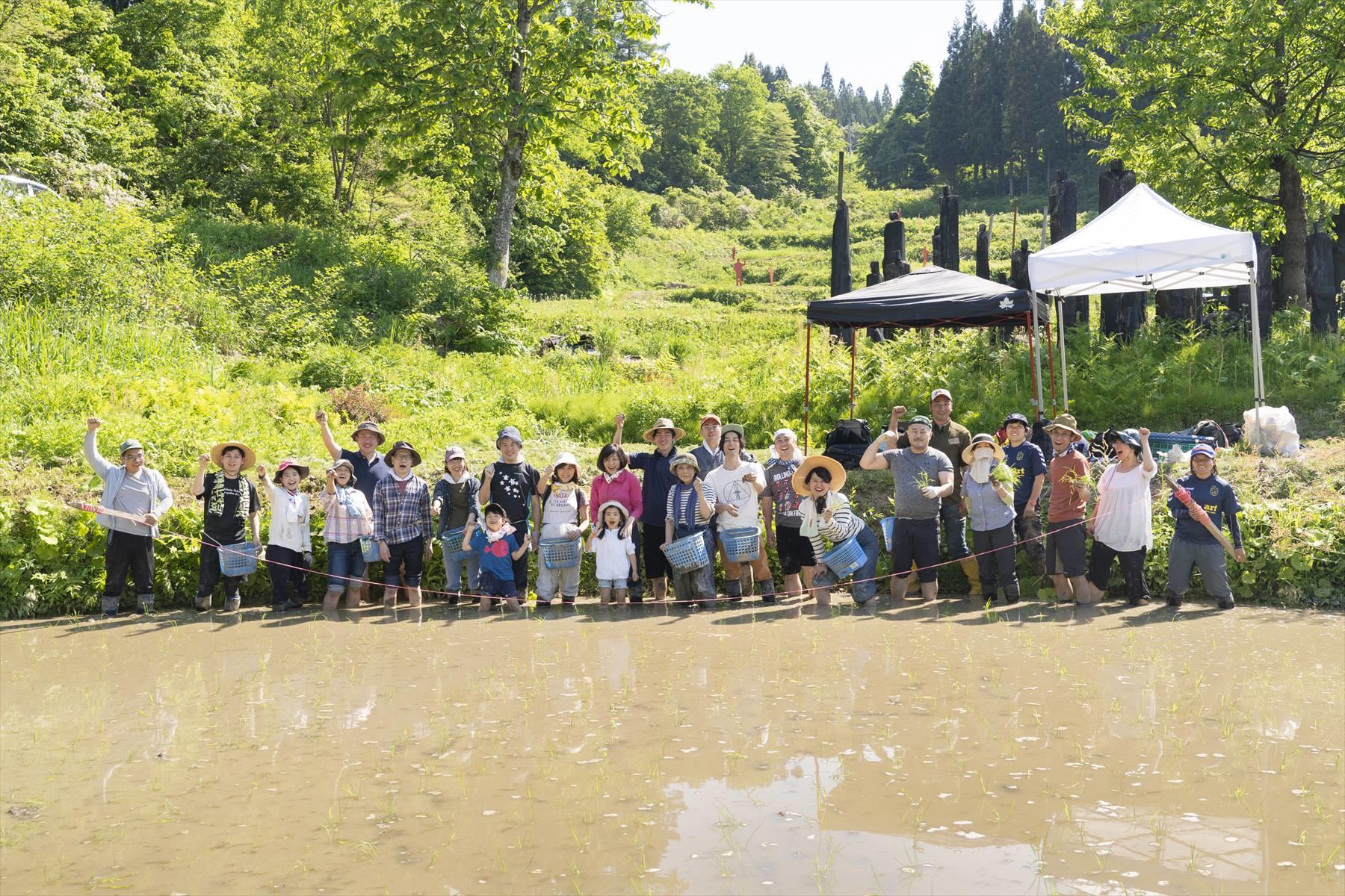 ヒモ植えすること、20分ほど。一枚の田んぼに苗を植え終えた。みなさん、充実感いっぱいです!