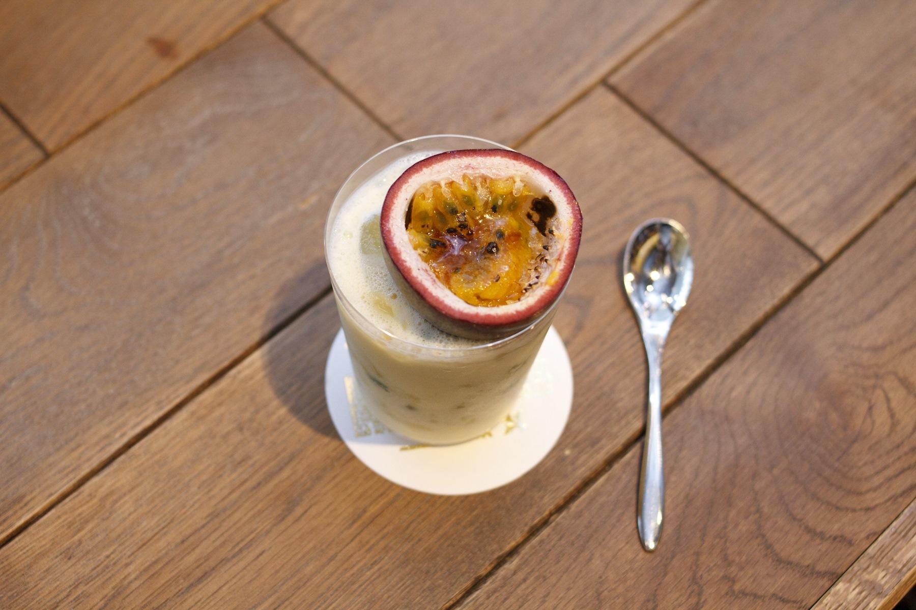 パッションフルーツは、ひと手間加えてキャラメリゼすると、甘味がグッと引き立つ。