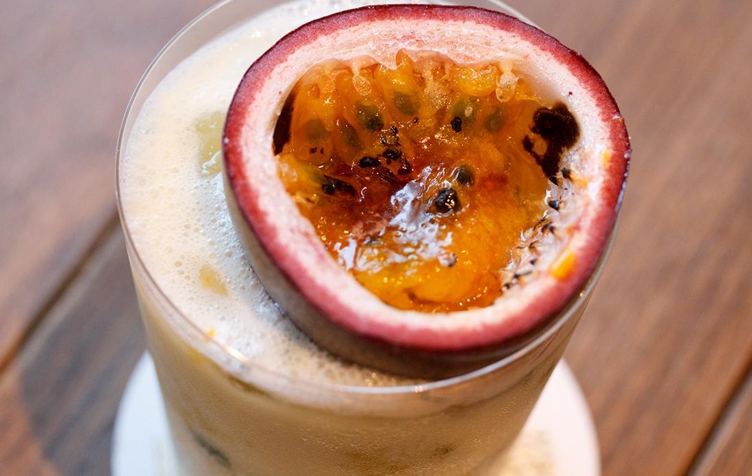 シェイカーで振ると、ミントの香りが高まってより爽やかな飲み口に仕上がる。