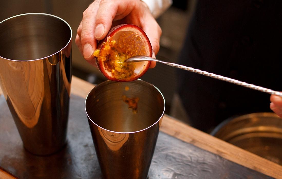 1、半分に切ったパッションフルーツの片方をキャラメリゼする。もう片方の果肉と種をシェイカーに入れる。