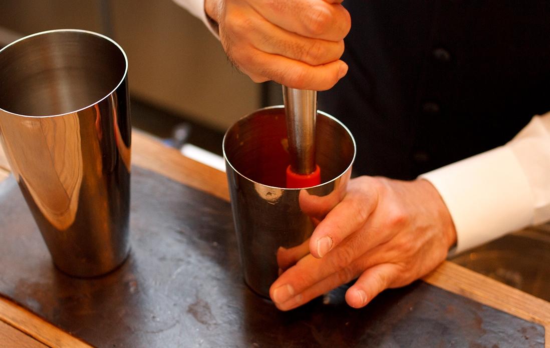 2、果肉の形がなくなるまで、棒で潰す。