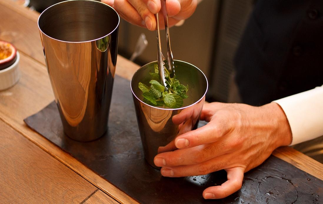 3、シロップ、牛乳、グレープフルーツジュース、レモンジュース、ミントをシェイカーに入れる。