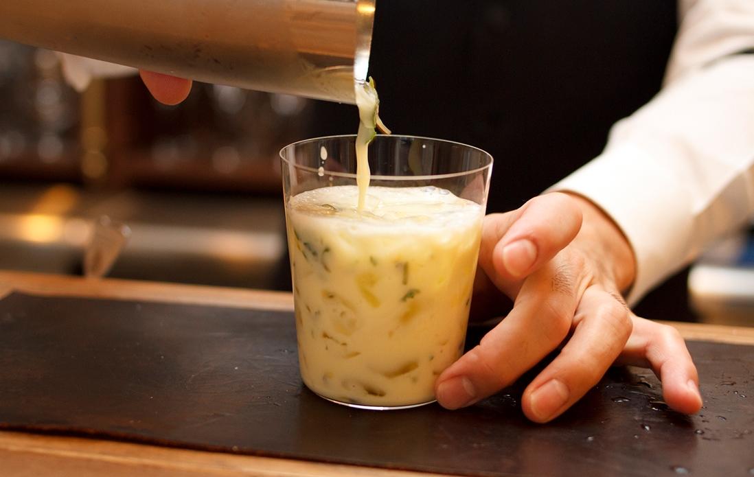 5、氷と一緒にグラスへ注ぎ、キャラメリゼしたパッションフルーツを上に乗せてでき上がり。