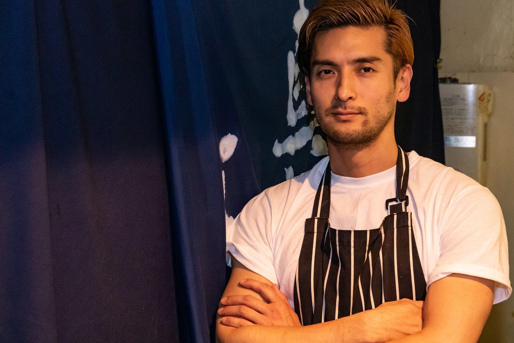 「真鯛らぁめん まちかど」店主の荒木宇文さん。片言程度の語学力ながら履歴書を持ってイタリアのレストランをまわり、自力で修業先を開拓したというバイタリティの持ち主。