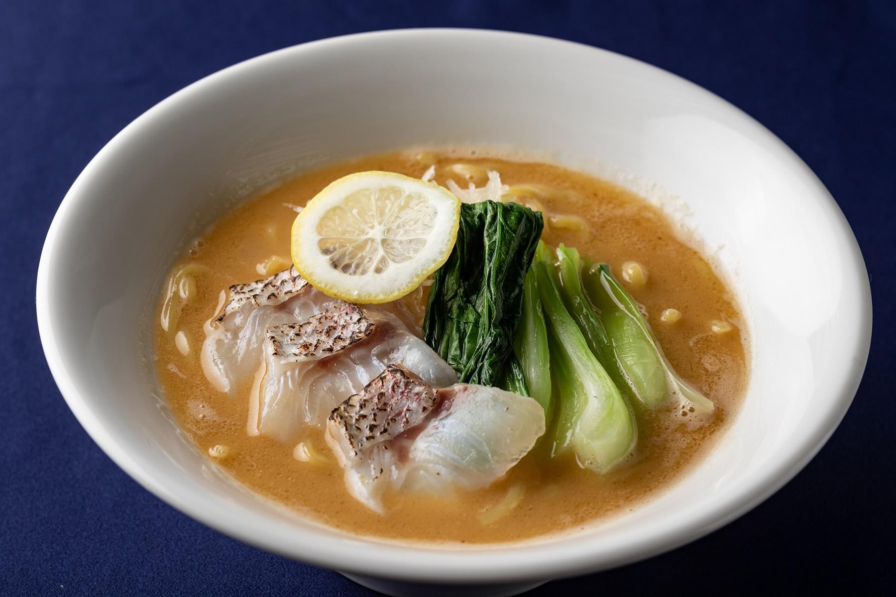 パスタをルーツに持つ看板の“真鯛らぁめん”950円。鯛のスープとタレ、香味油でつくるため、鯛感200％！トッピングには真鯛の昆布締めが乗る。