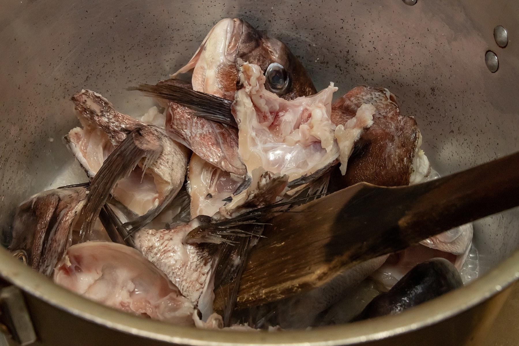 魚と野菜、塩などの調味料でつくる“フュメ・ド・ポワソン”のスープ技法をラーメンに応用している。