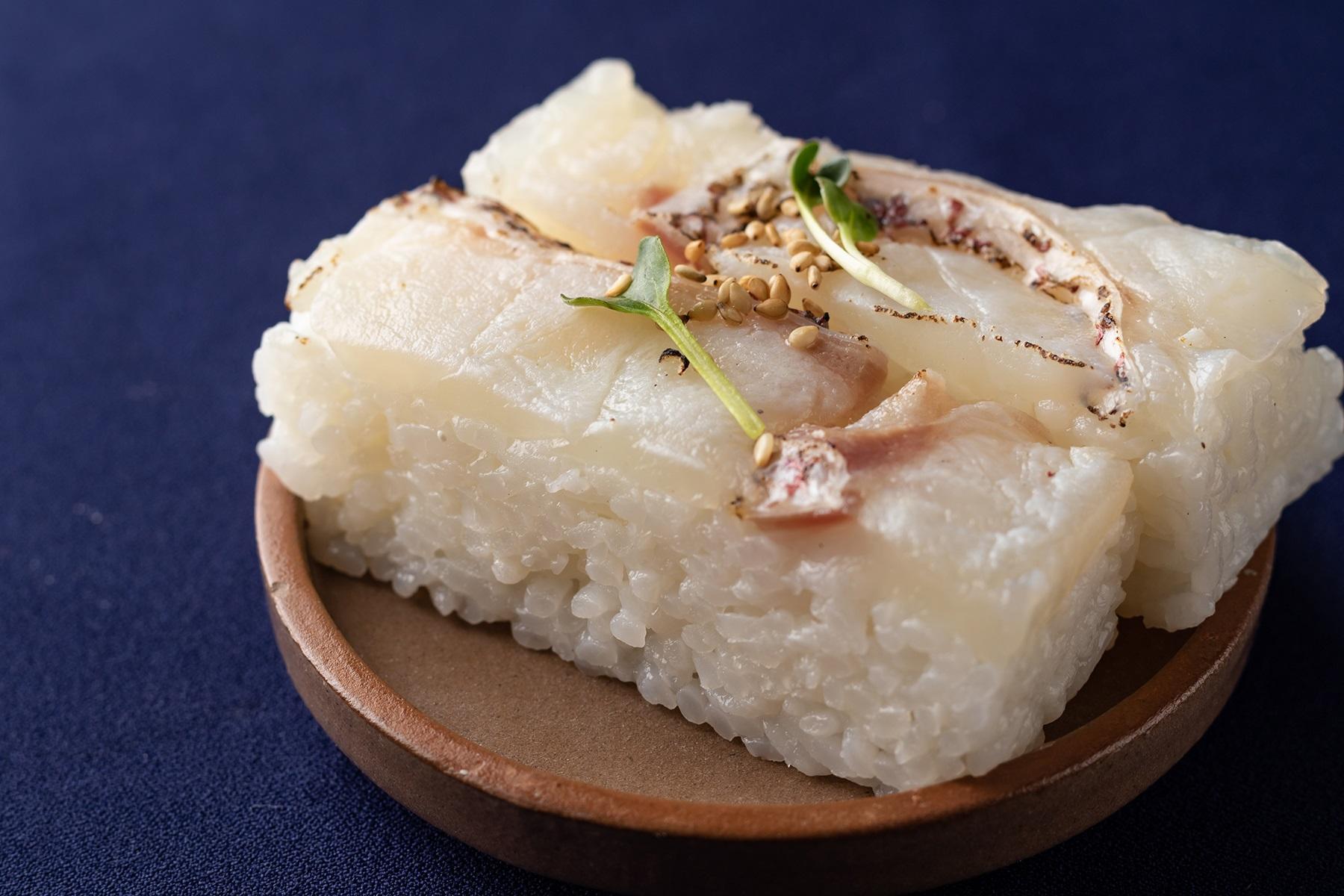 サイドメニューの“特製鯛ばってら”300円。炙った真鯛の昆布締めの甘さと香ばしさ、アップルビネガーのシャリが渾然一体となる。