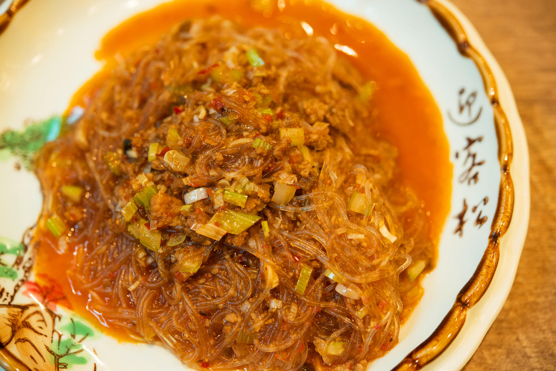 唐辛子の辛味、豆板醤のコク、肉そぼろの旨味が一体に！972円