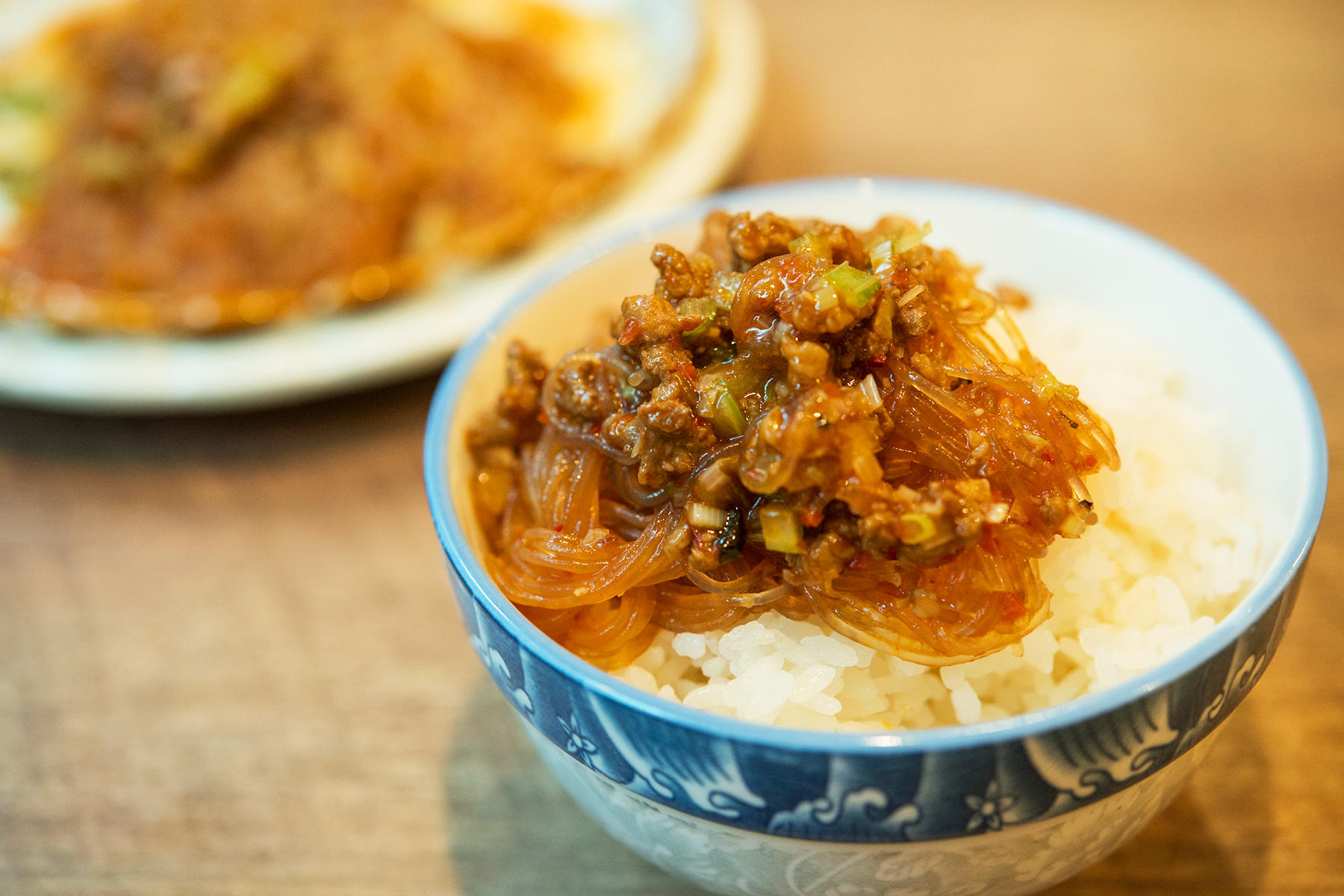 汁気を吸った春雨をご飯にオン！まさにご飯がすすむ絶好のおかずとなる。