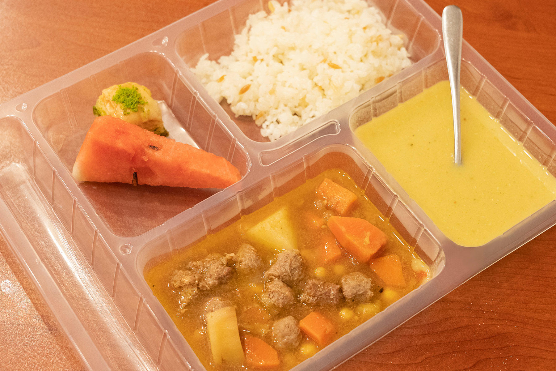 “ビーフキョフテ”、豆のスープ、バターライス、すいか、トルコのお菓子“バクラヴァ”