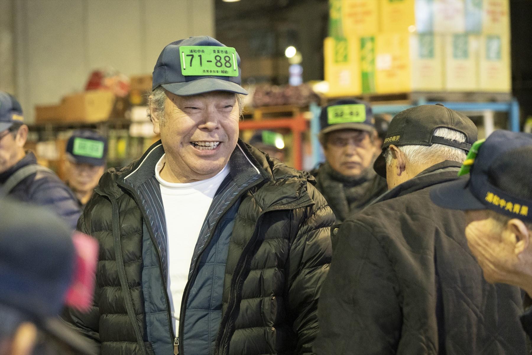 浦和中央市場でも顔パスの井島秋三さん。ひとりだけ頭ひとつ抜ける巨漢ぶり。