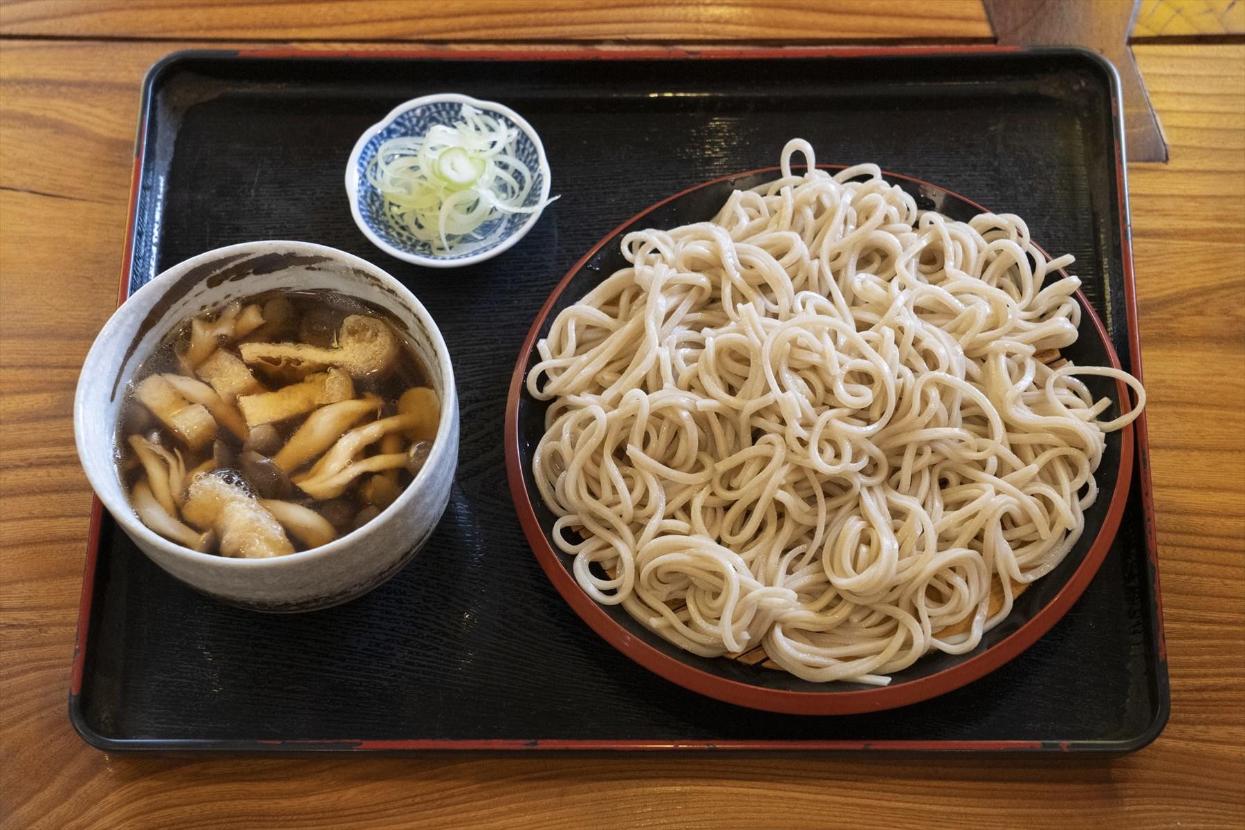 寿寿麺880円。蕎麦粉と小麦粉、両方の長所を活かした見事な融合。粉の割合を訊いたが、さすがに企業秘密だとのこと。