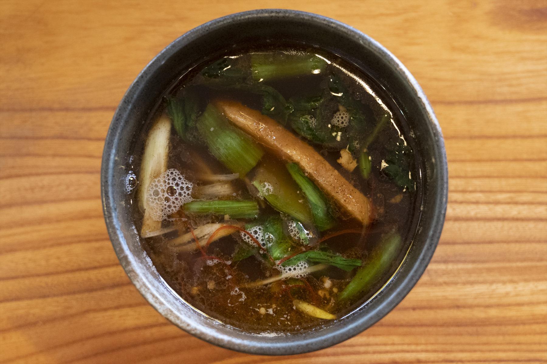 豚や鶏で出汁をとり、味付けにしょっつるを使った豪麺のつけ汁。野菜や肉の具もたっぷり。
