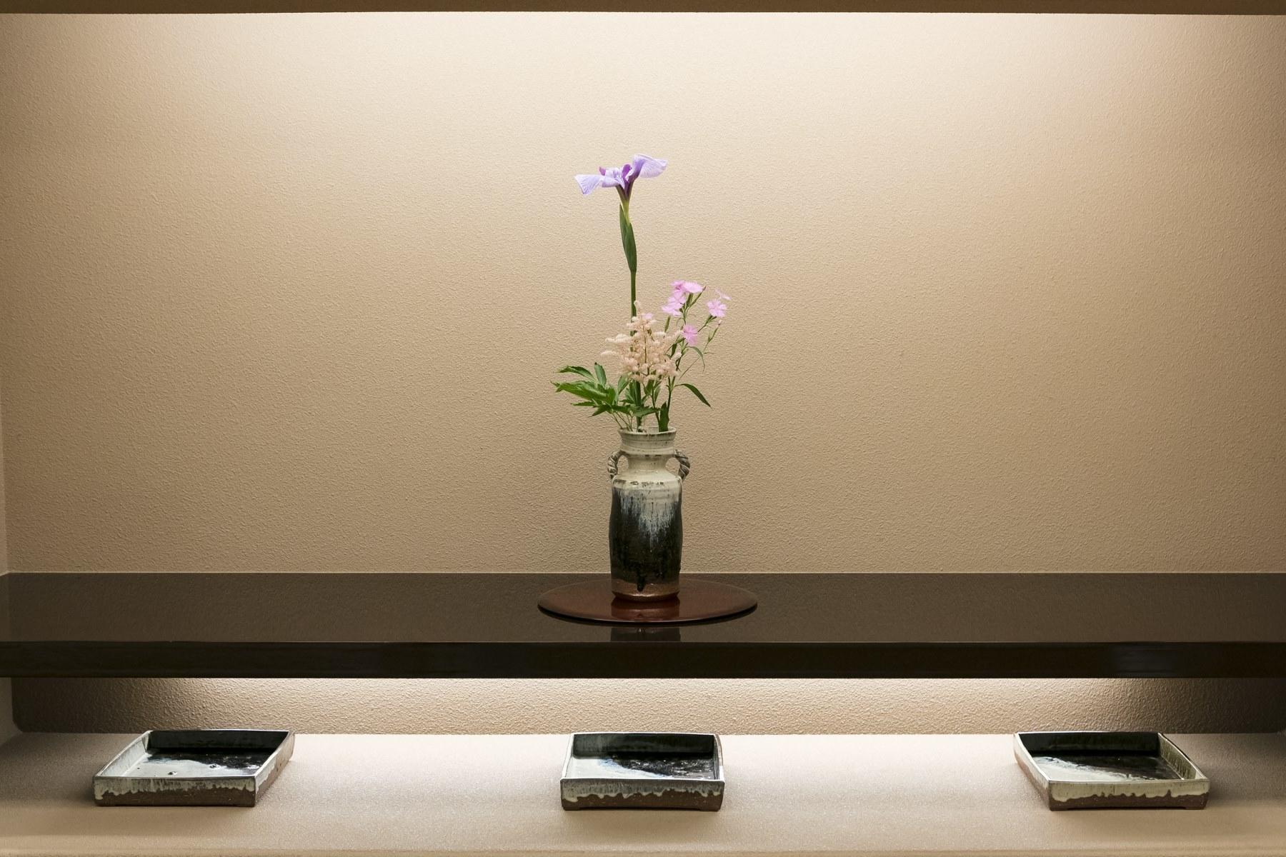 カウンター前には、季節の草花と器が飾られ、凛とした佇まい。