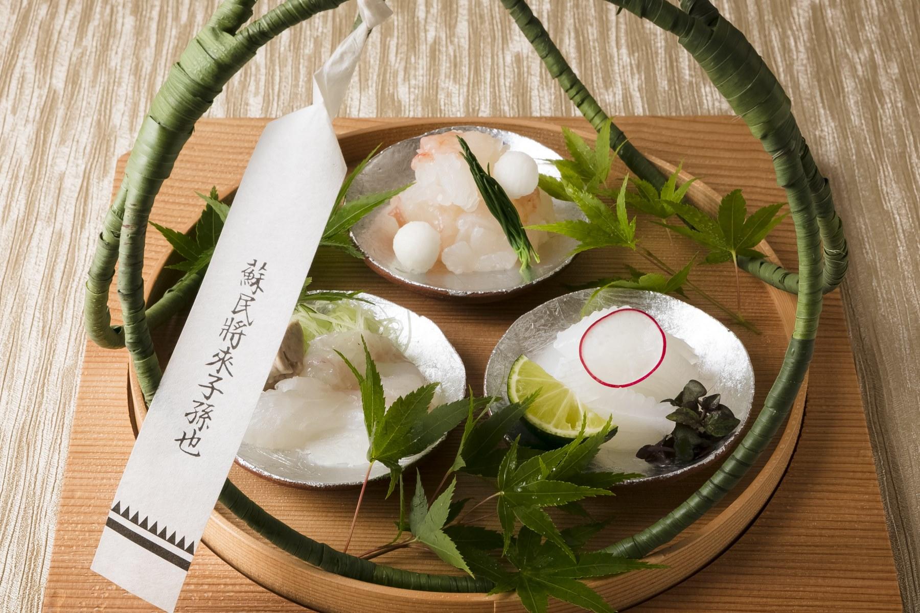 6月の献立から。お造りの「茅の輪くぐり」。おこぜ薄造り、伊勢海老、あおりいかの3種。刺身で節供を表現するのも新しい試み。