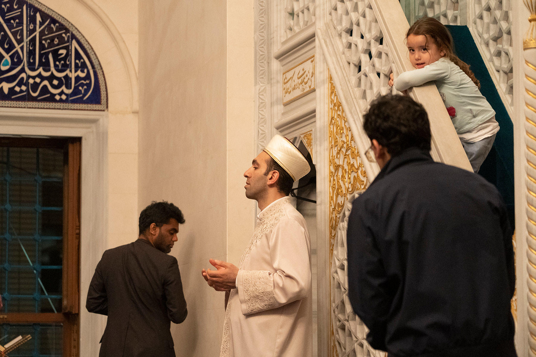 礼拝の指導者であるイマームも、目を瞑ってアザーンを聞いていた。