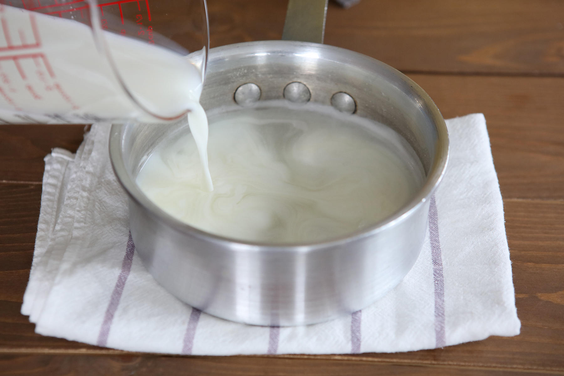 杏仁霜とグラニュー糖を溶かす