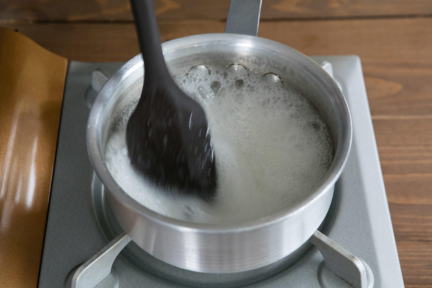 杏仁霜、粉寒天、グラニュー糖を溶かす