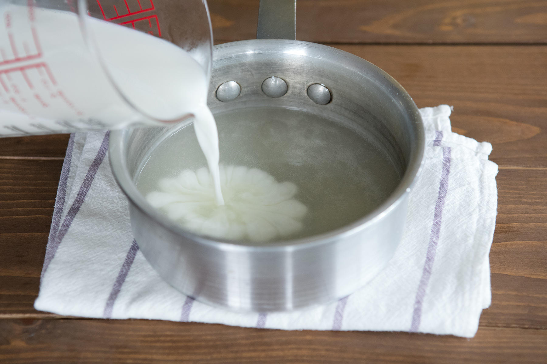 温めた牛乳を加える