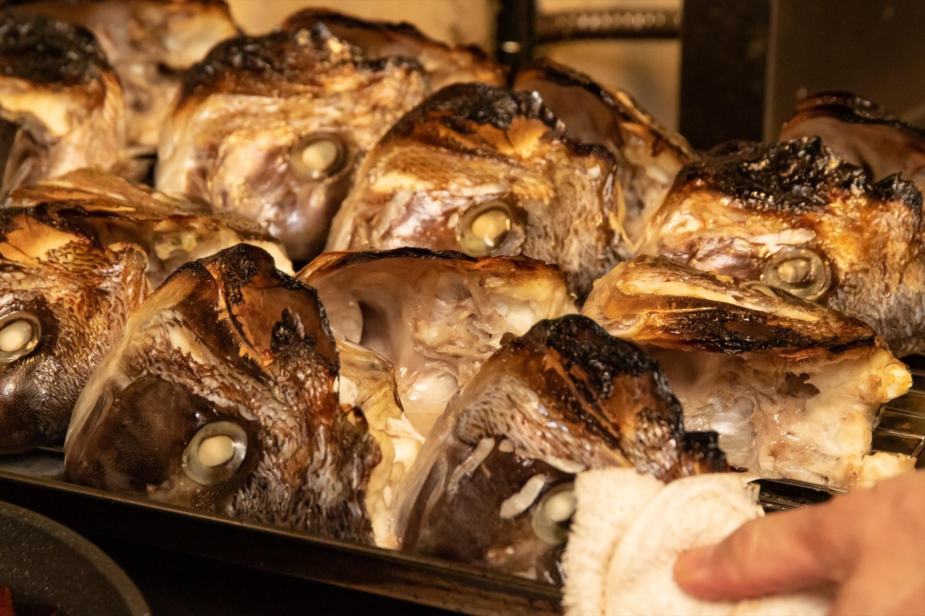 頭の一部は、オーブンに入れてロースト。香ばしさと凝縮した旨味が、スープに深いコクを与える。