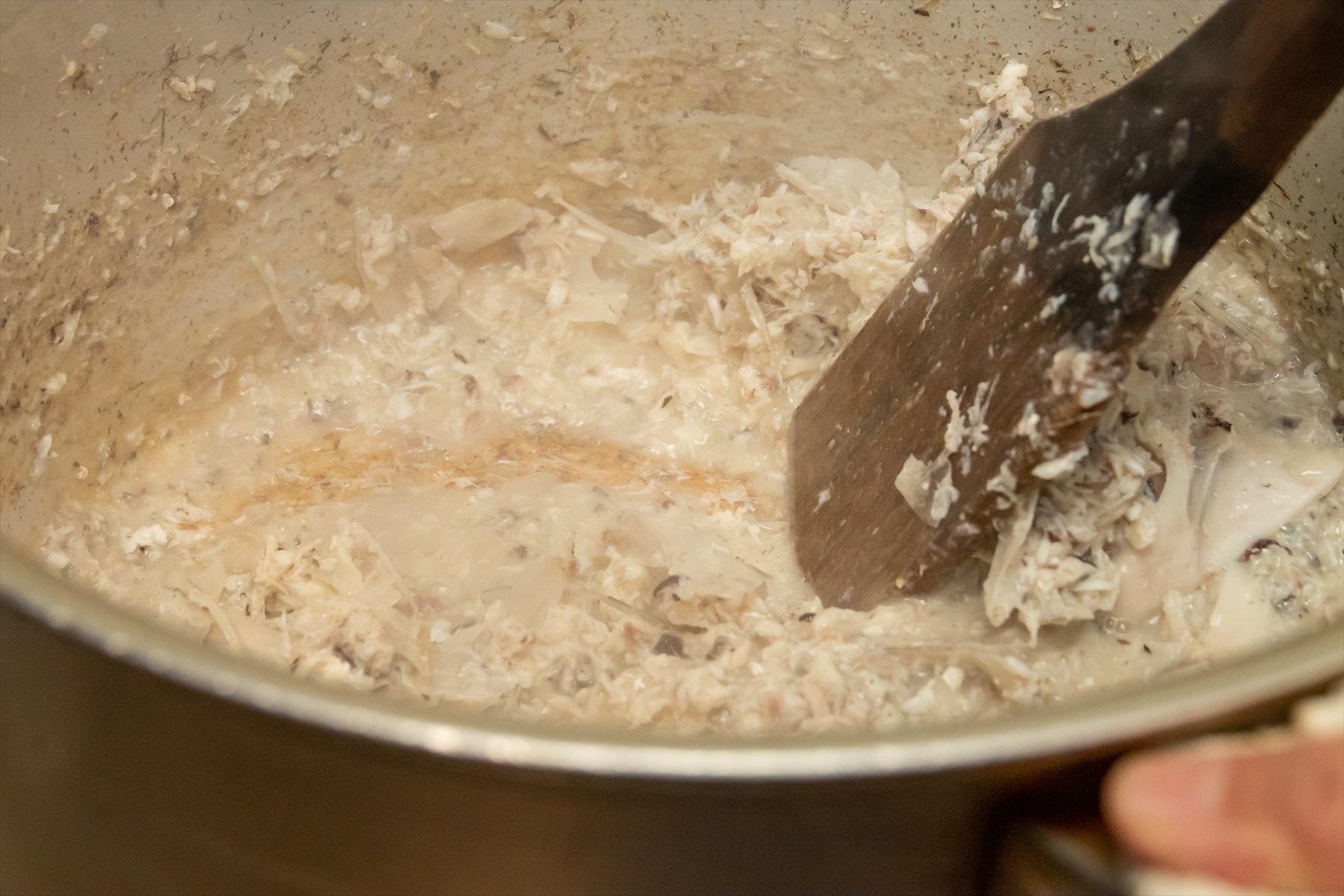 「鯛のアラを煎って鍋底に焦げつかせることで、まったり濃厚な味わいのスープに仕上がるんです」と荒木さん。目からうろこだ。これは、一般的なラーメンのスープづくりにはない発想！