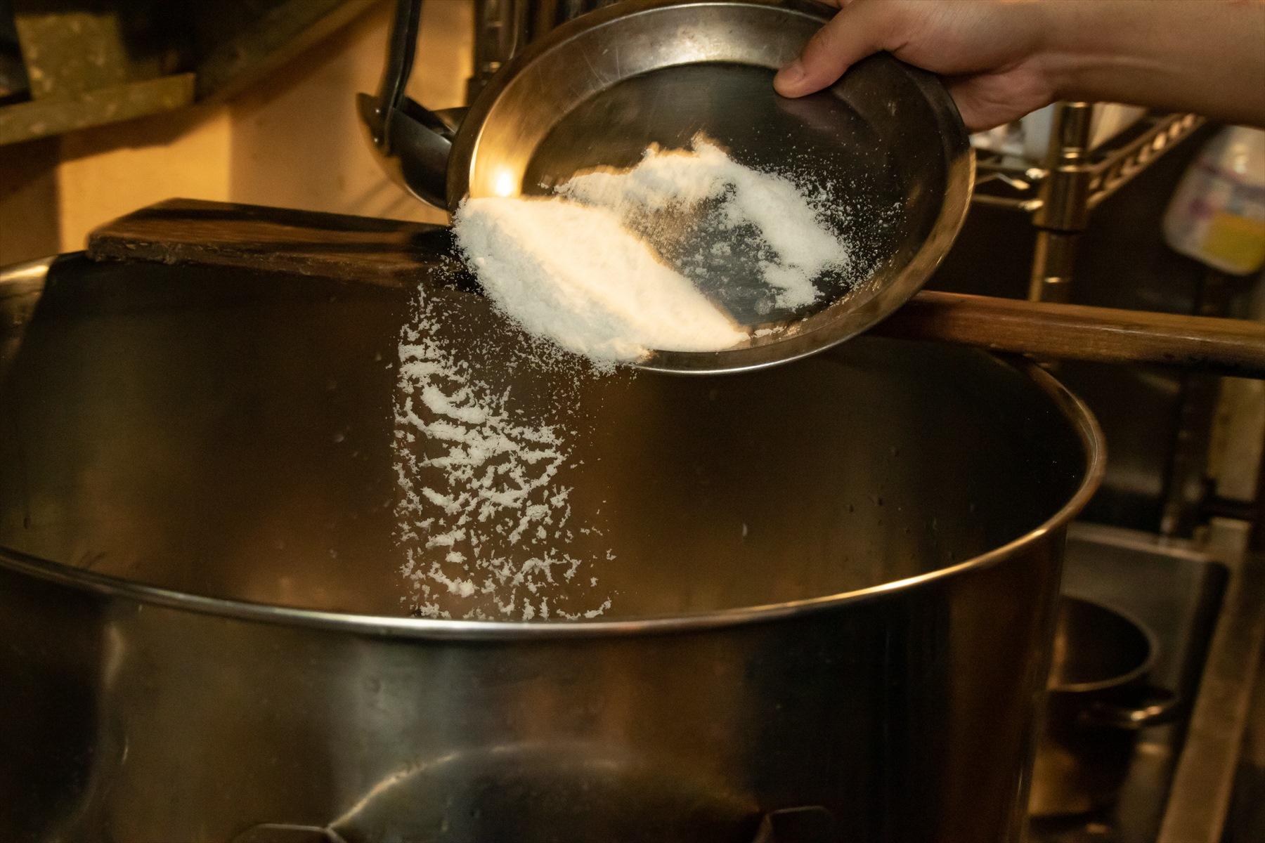 塩はイタリアン時代から愛用しているシチリア産の海塩も寸胴鍋に入れ、鯛や野菜とともに炊き上げる。