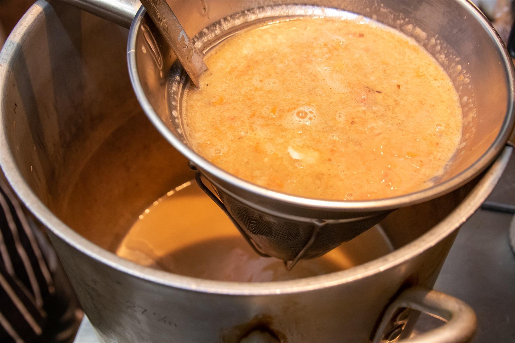 ピューレ状にしたセミドライトマトに鯛スープを加え、シノワで漉したらできあがり。注文ごとに、このスープに真昆布の出汁、シチリア海塩を加え、手鍋で温めて提供する。