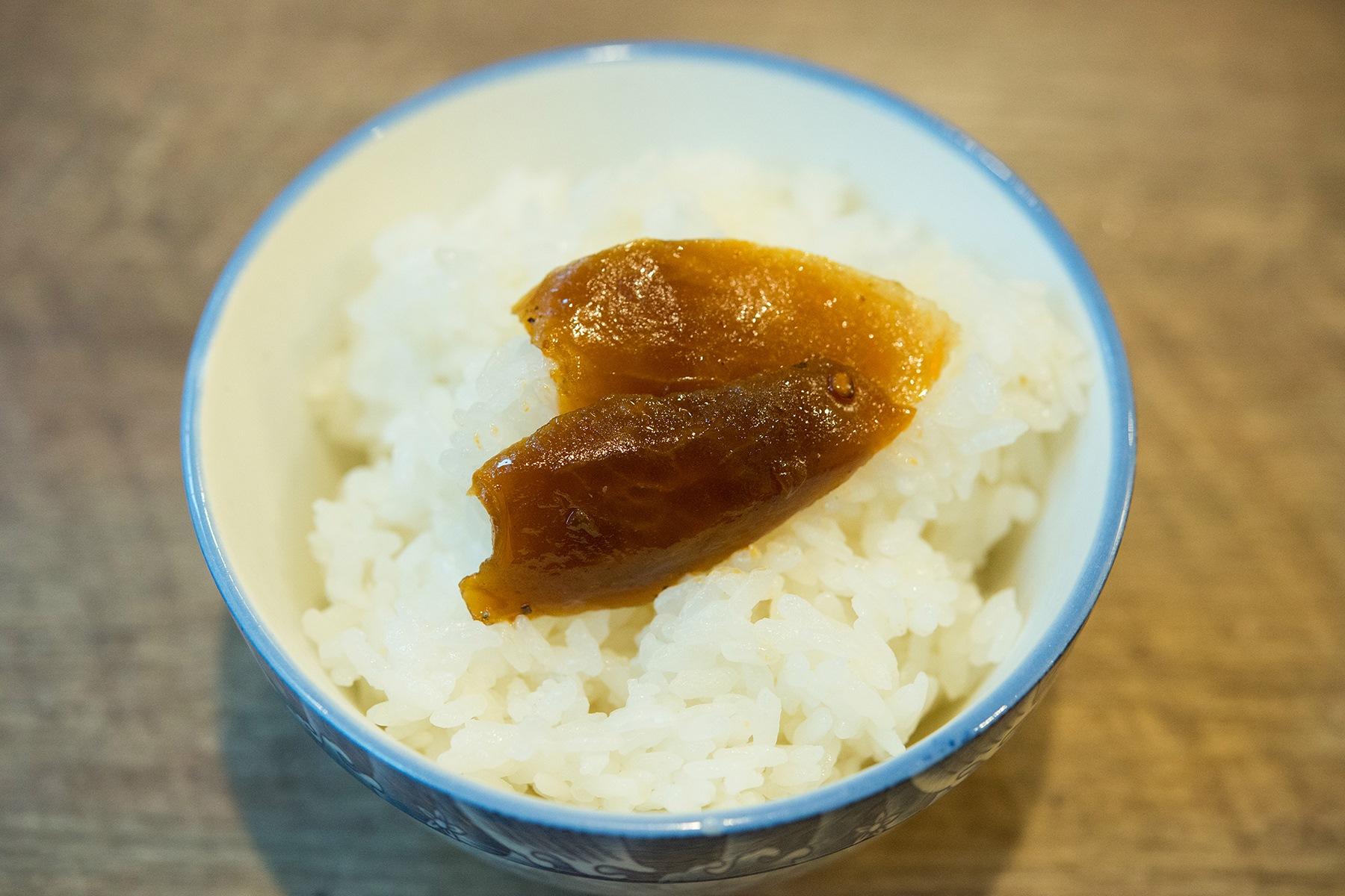 大根の皮に塩をすりこみ、味をしみこませる