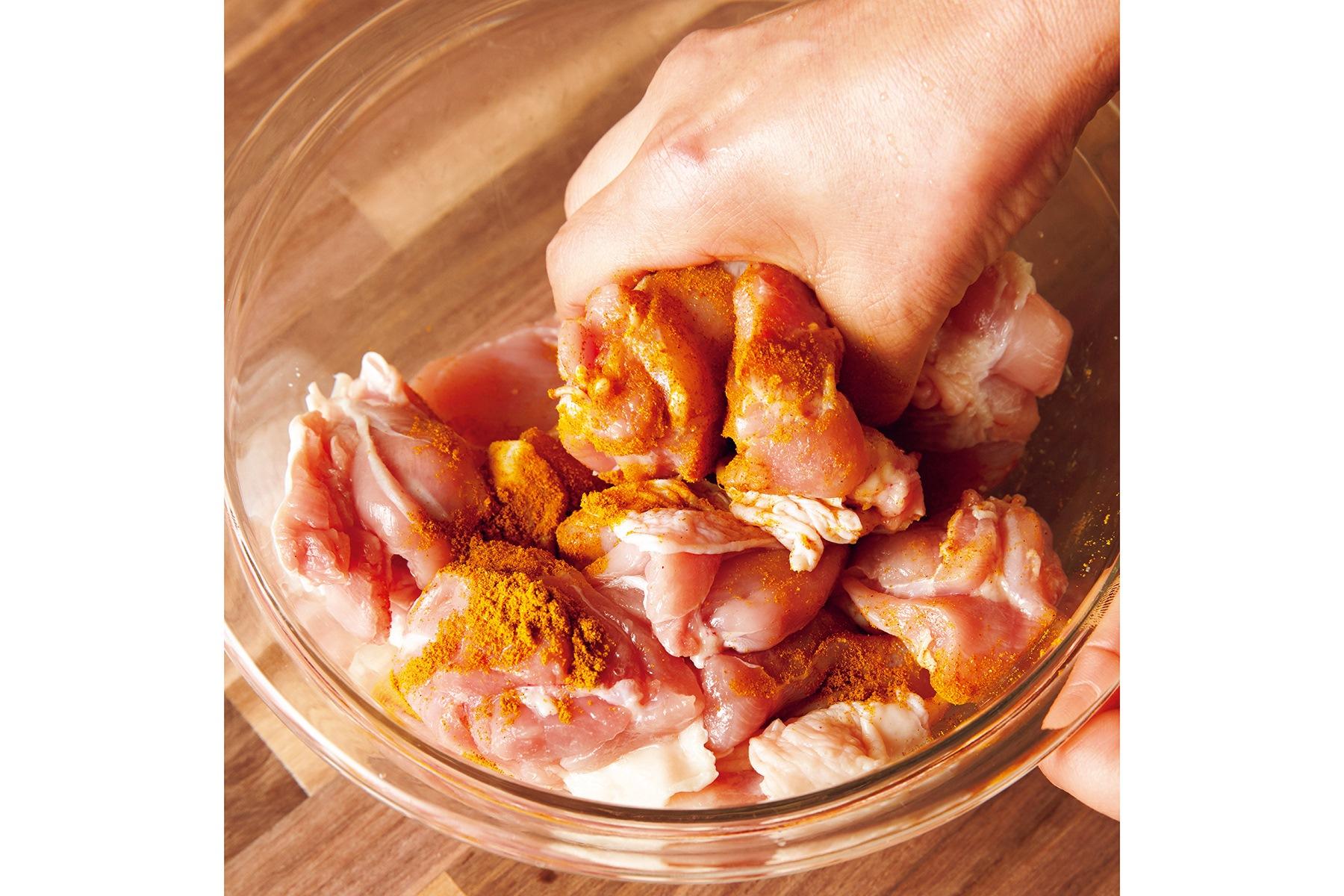 鶏肉に下味をつける