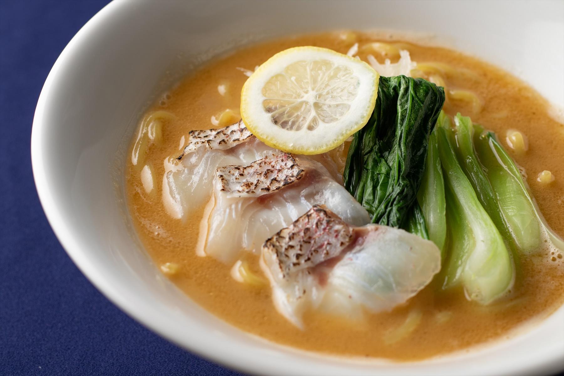 看板メニューの“真鯛らぁめん”950円。濃厚な味わいなのにキレがあり、後味は不思議とすっきりしている。スープにレモン汁が溶け出すと、爽やかな味わいに。