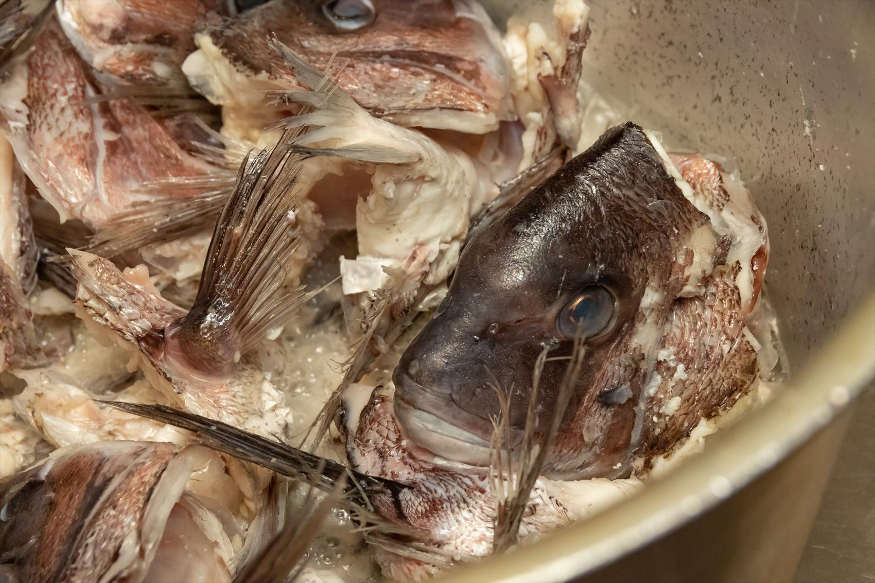 2日がかりで丁寧につくられる鯛のスープ。イタリアンの技法を使って仕込まれる。